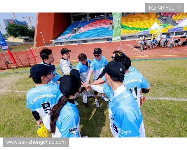 慢投垒球赛场频现安打与本垒打，观众欢呼不断